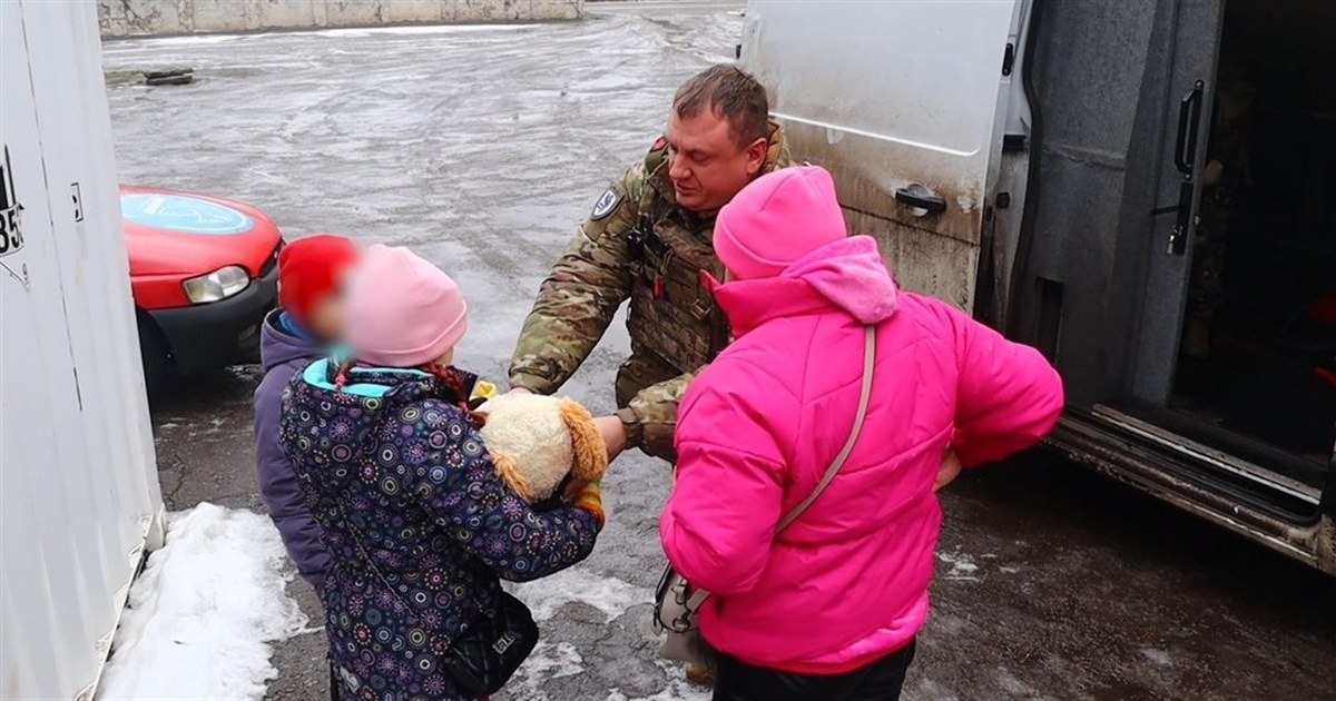 З Дружківки масово виїздять люди через постійні обстріли. Як відбувається евакуація з прифронту