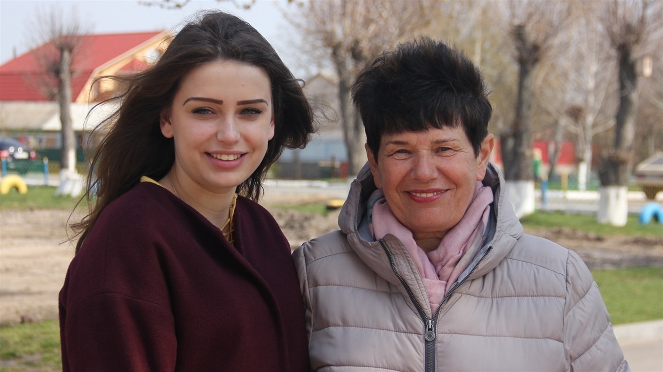 Донька голосує вперше, а мама на вибори приїхала з-за кордону