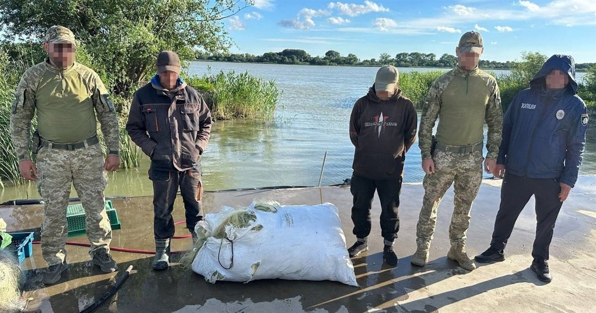 Ізмаїльські прикордонники викрили водійку з севрюгою у багажнику та браконьєрів із лососем