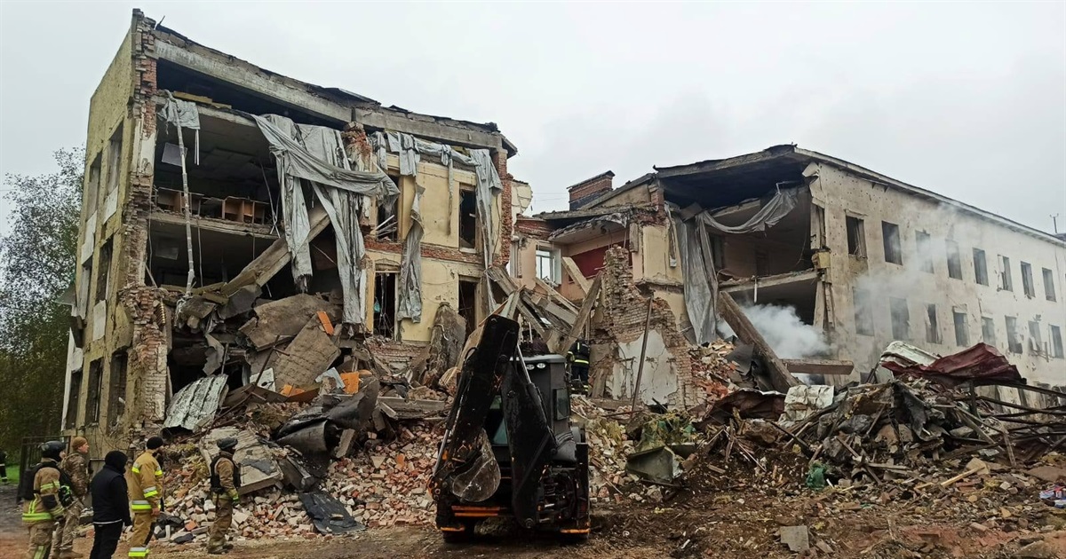 Армія РФ двічі вдарила авіабомбами по Слов'янську. Зруйнована школа, троє поранених — деталі