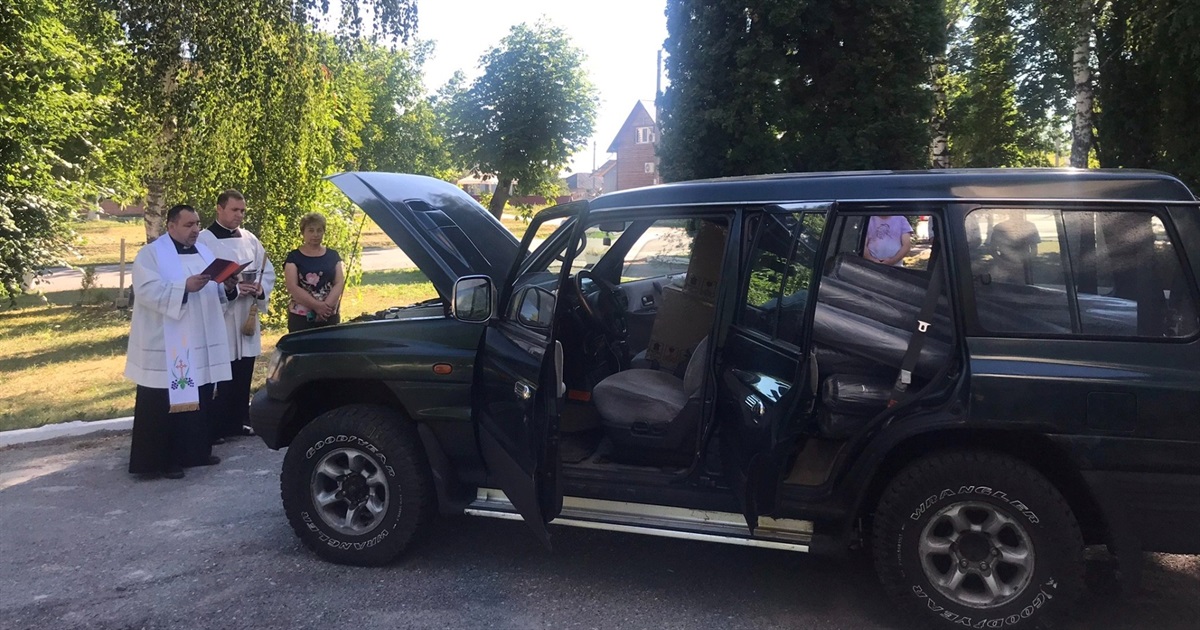 Мешканці Білобожницької громади передали на передову військовим з Чортківщини два автомобілі