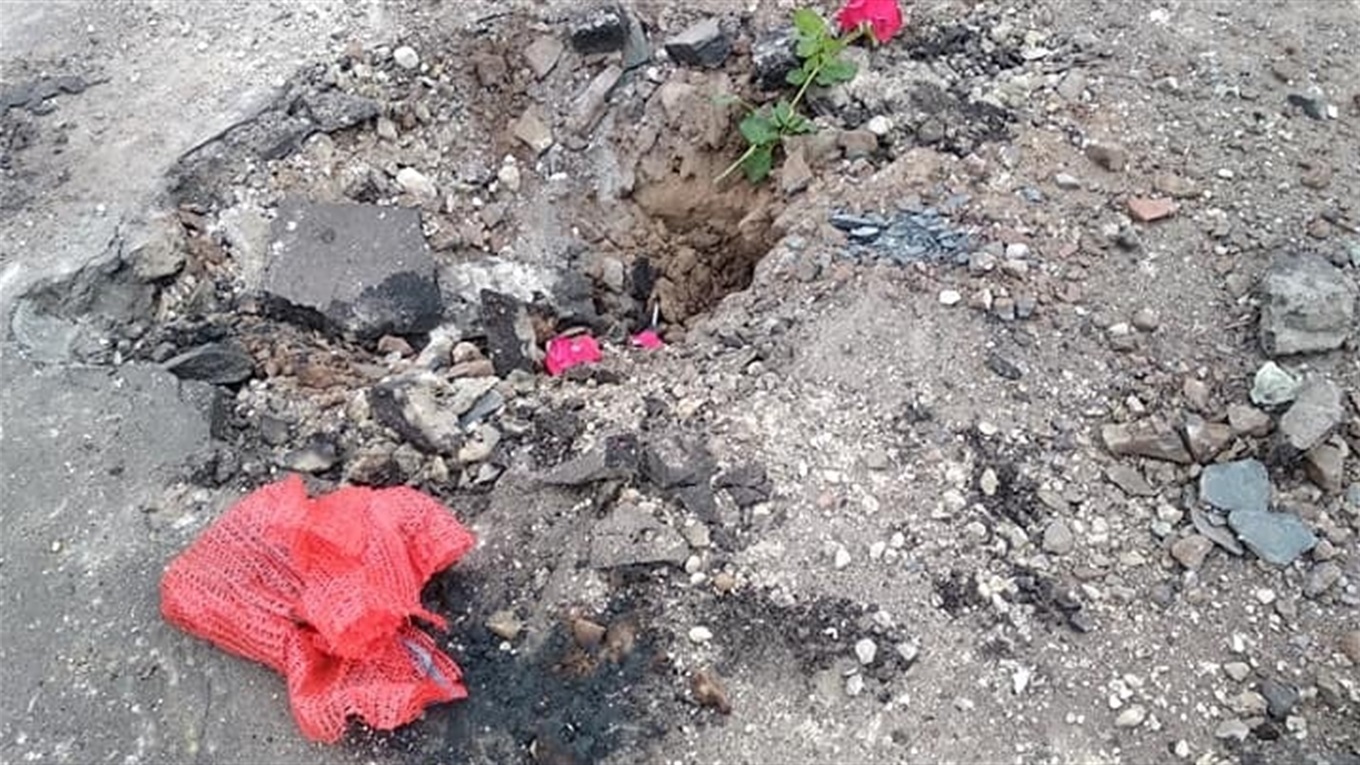 Перші фото з місця вибухів у Ічні: снаряд пробив асфальт перед будинком