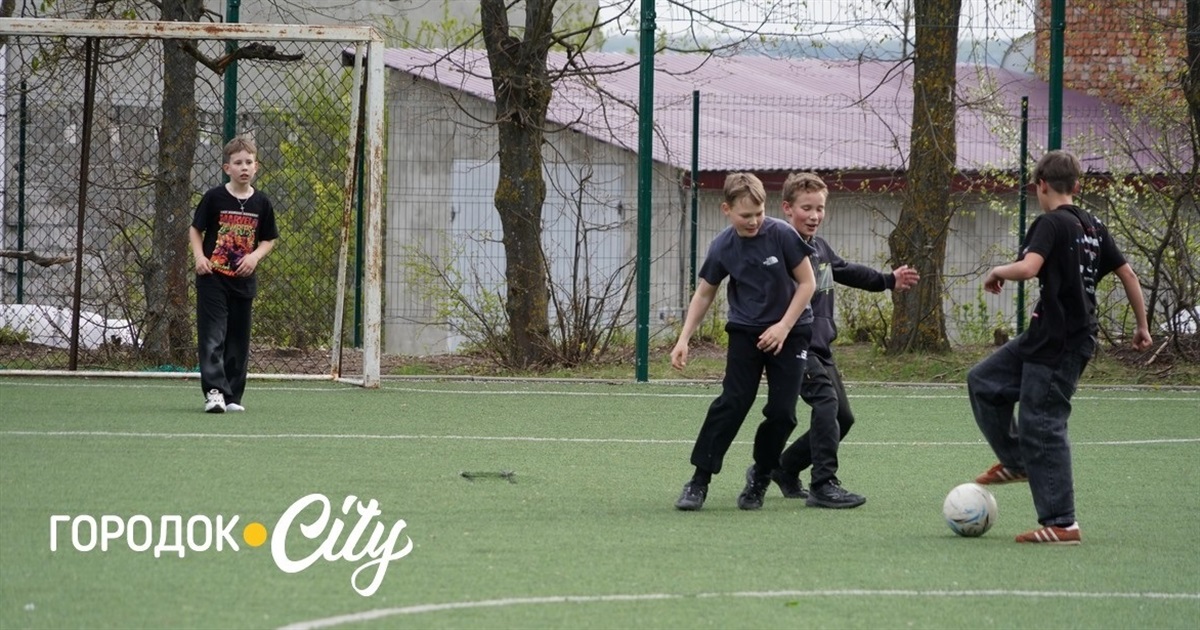 Тренування під відкритим небом. В якому стані спортивні майданчики у Городку та хто за ними доглядає