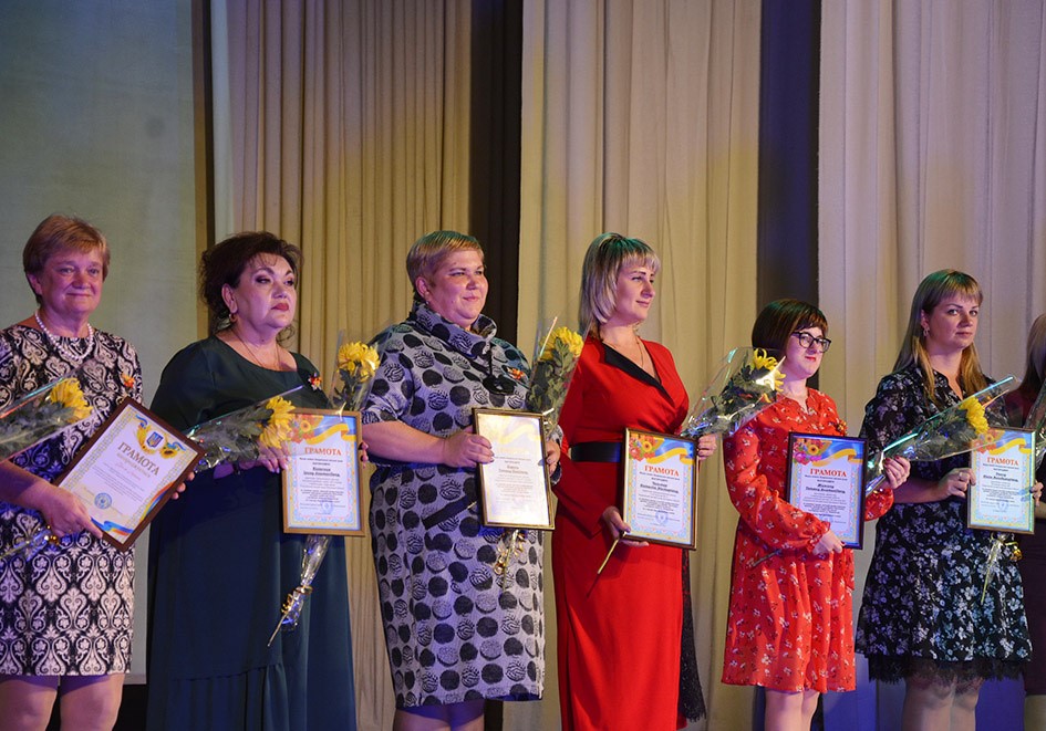 Нелегка і почесна професія: освітяни громади приймали вітання