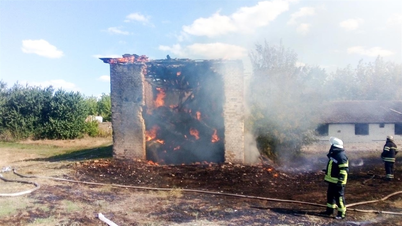 У селі Слобода, що на Кагарличчині сталася пожежа: вогонь пошкодив будівлю та знищив тюки
