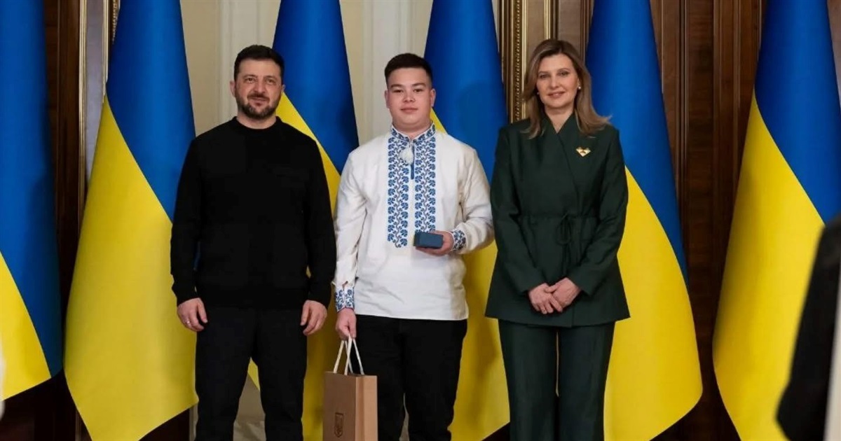 Юний волонтер Сашко Костецький з Драчинець отримав відзнаку президента “Майбутнє України”