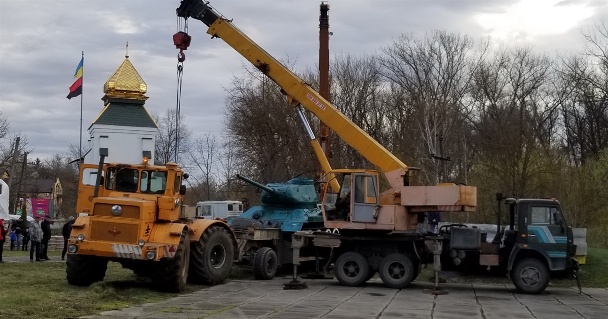 Був танк і нема! У Чорткові демонтували один із пам`ятників радянської епохи