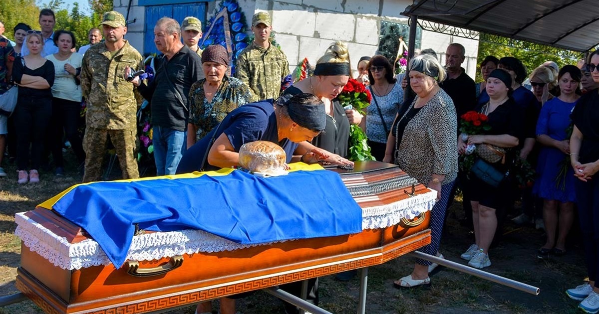 Прихилили коліна у знак шани і вдячності Героєві – остання дорога Євгенія Іванченка