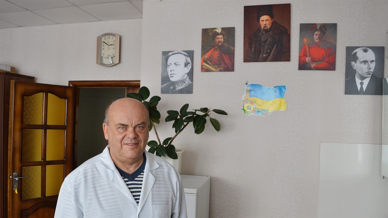 Бандера й Петлюра в гінекології. Лікар з Корюківки повісив у відділенні п’ять чоловічих портретів
