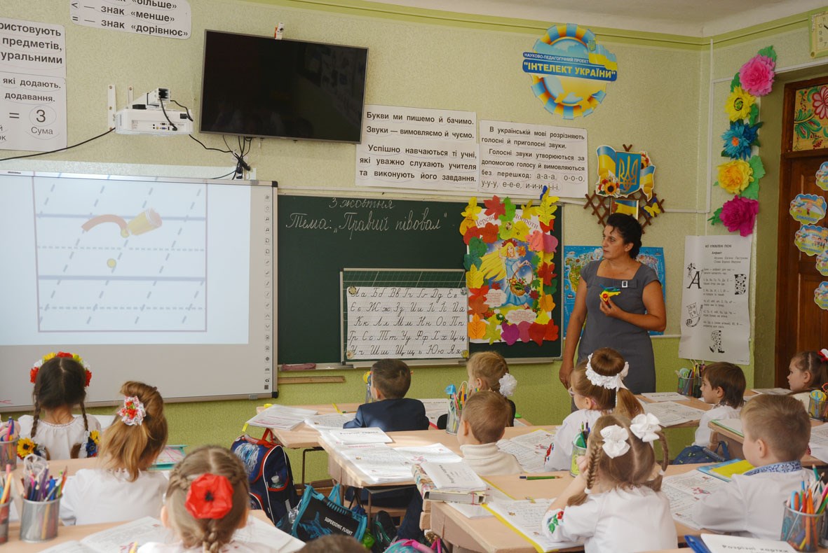 Школи Покровська забезпечуються мультимедійними дошками