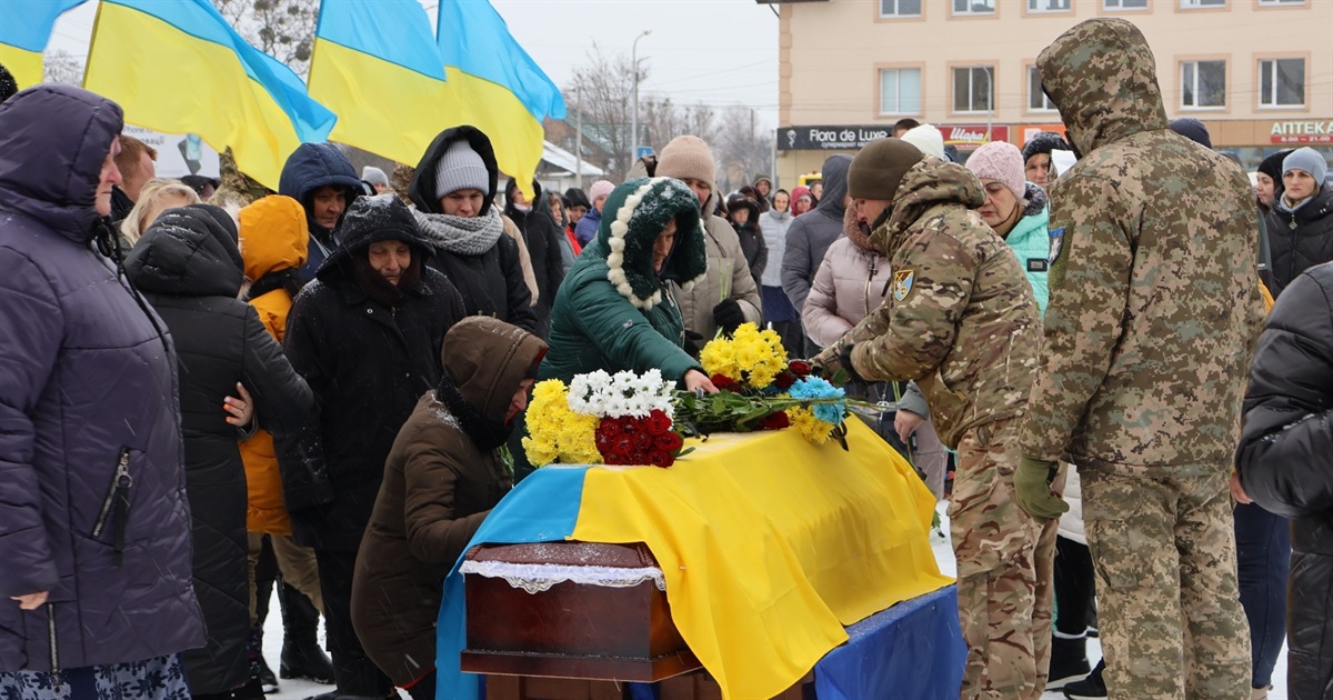 Пів року на війні: в Сарнах попрощалися з 40-річним солдатом Олегом Фейцером