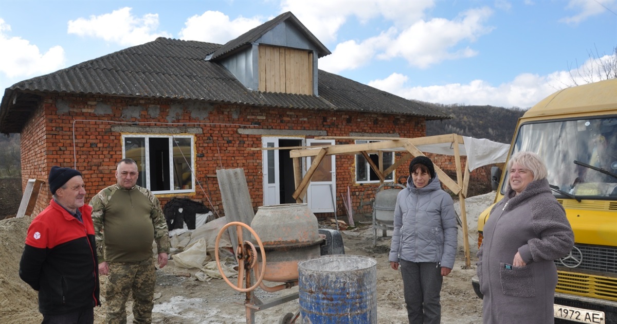 Молодий воїн з Чортківщини втратив на війні ноги – усе село зійшлося будувати йому дім