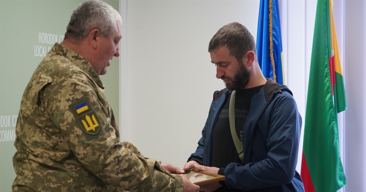 У Городку ветерану Володимиру Дячуку вручили відзнаку Міністра оборони України