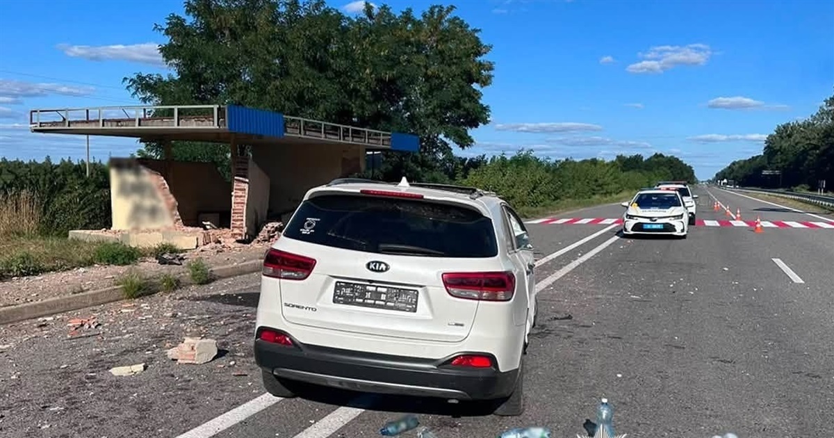 Кросовер зіткнувся з зупинкою на Звягельщині – водій та троє його пасажирів травмовані