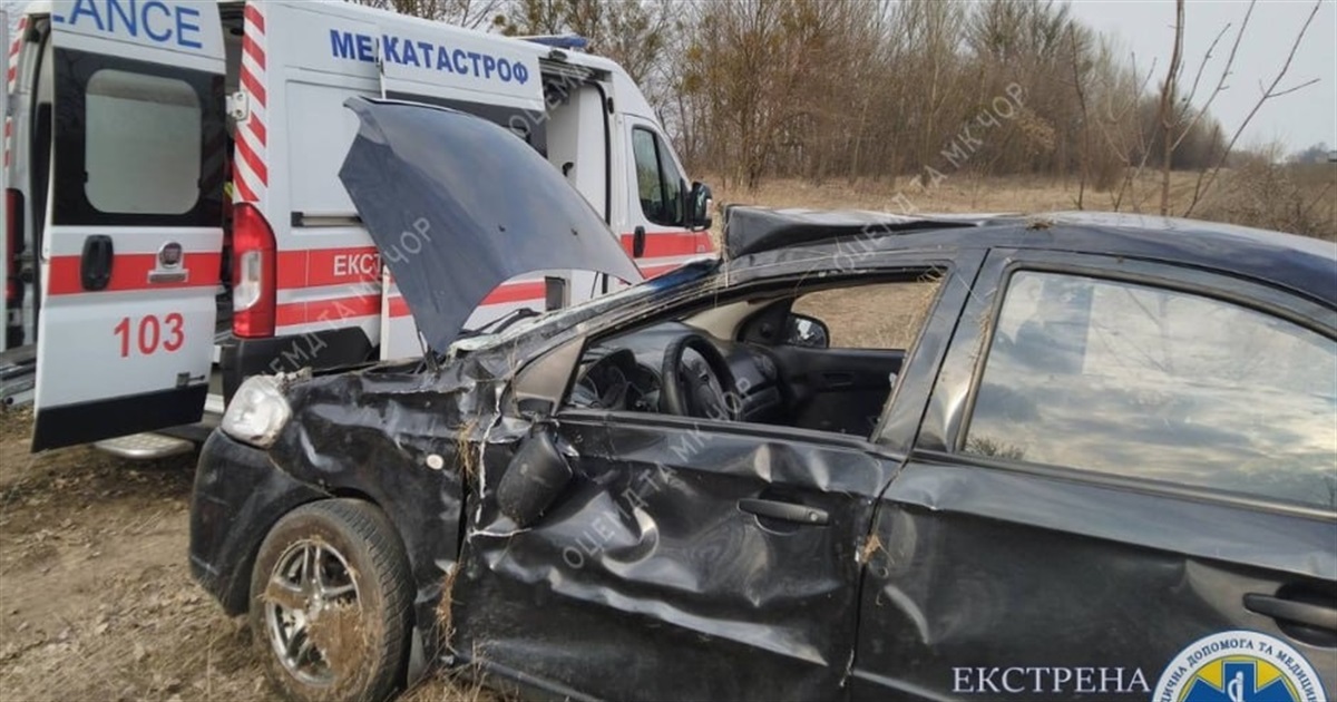 На Смілянщині сталася аварія: автомобіль злетів у кювет