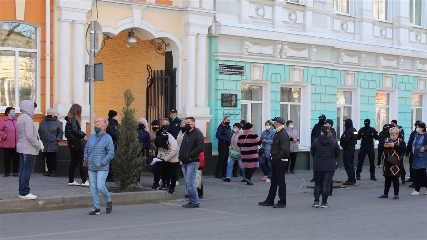 На двух участников протеста под мэрией полиция составила админпротоколы 