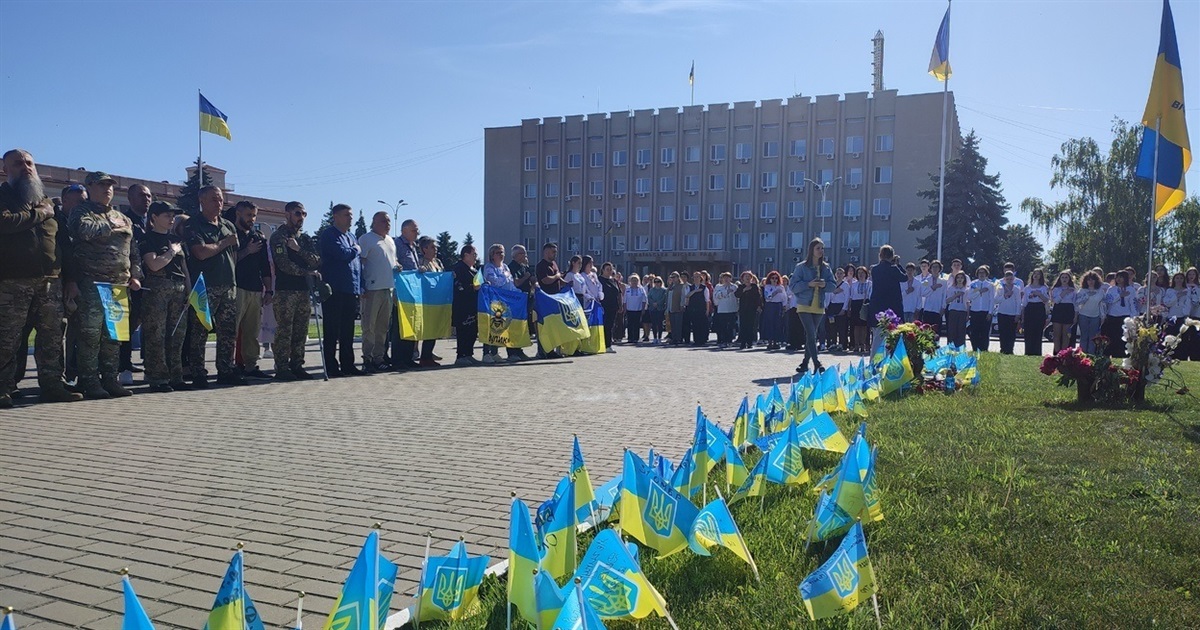 День вишиванки в Ізмаїлі: в центрі міста встановили сотні прапорців та утворили ланцюг єдності