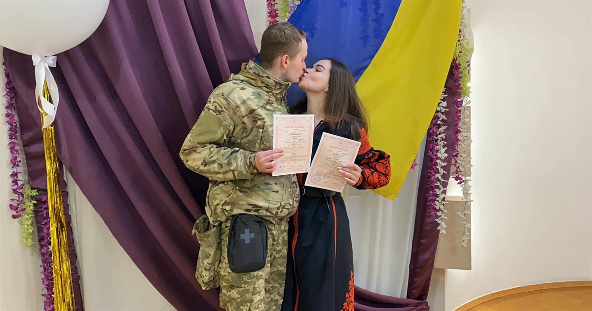 Весілля городоччанки на барикадах у Києві. Нові воєнні реалії України