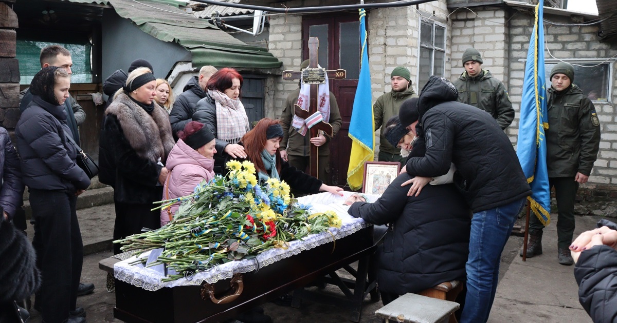 На щиті повернувся Свиридов Микита: у Миколаївці прощалися із захисником України (ВІДЕО)