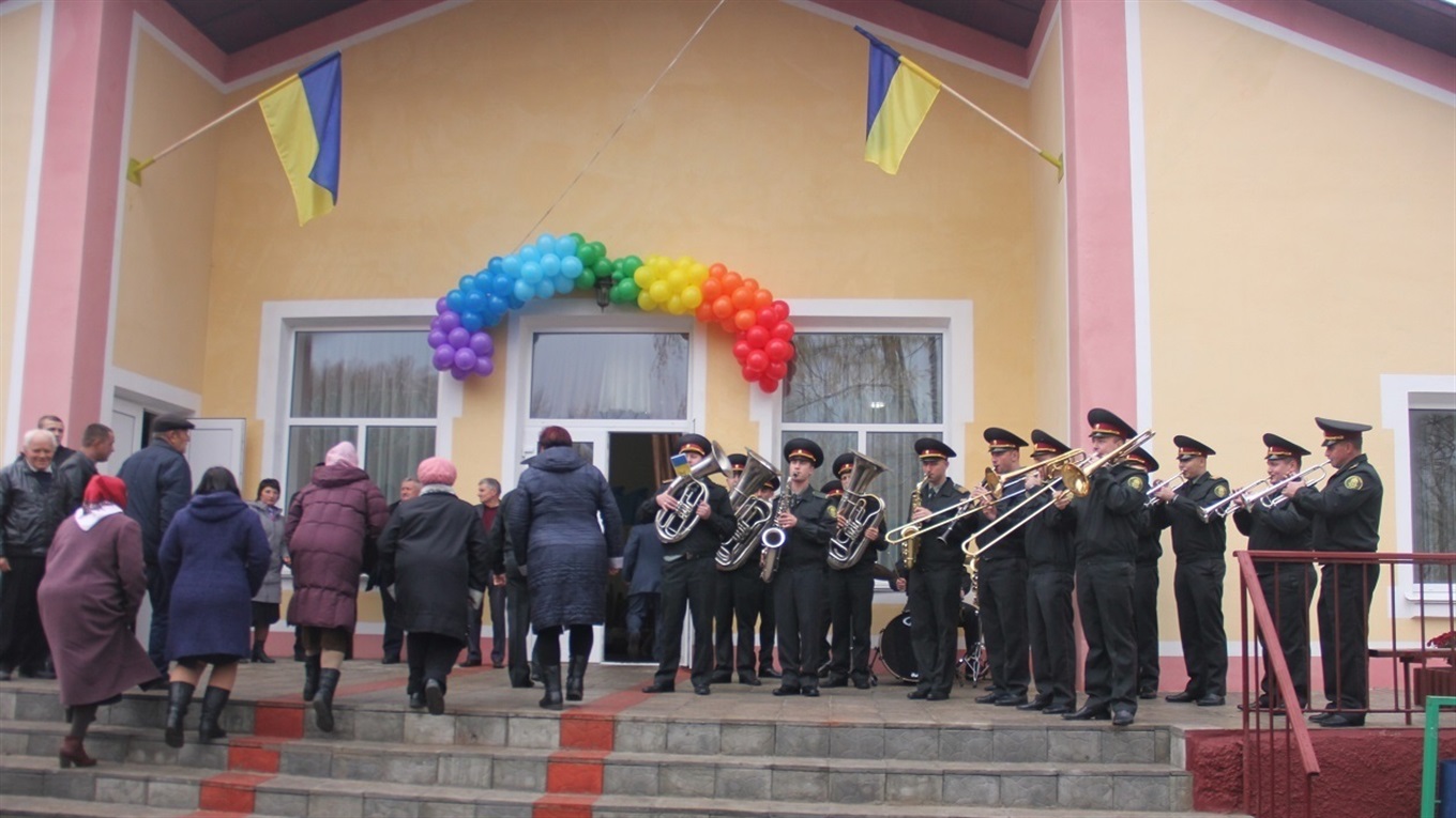 Аншлаг у глядацькій залі, подарунки, концерт і святкове застілля: у Вишневому відремонтували клуба