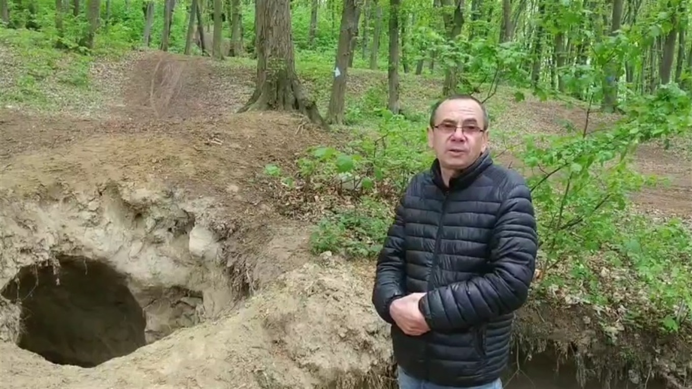 Директор парку просить жмеринчан не вивозити землю з території комплексу