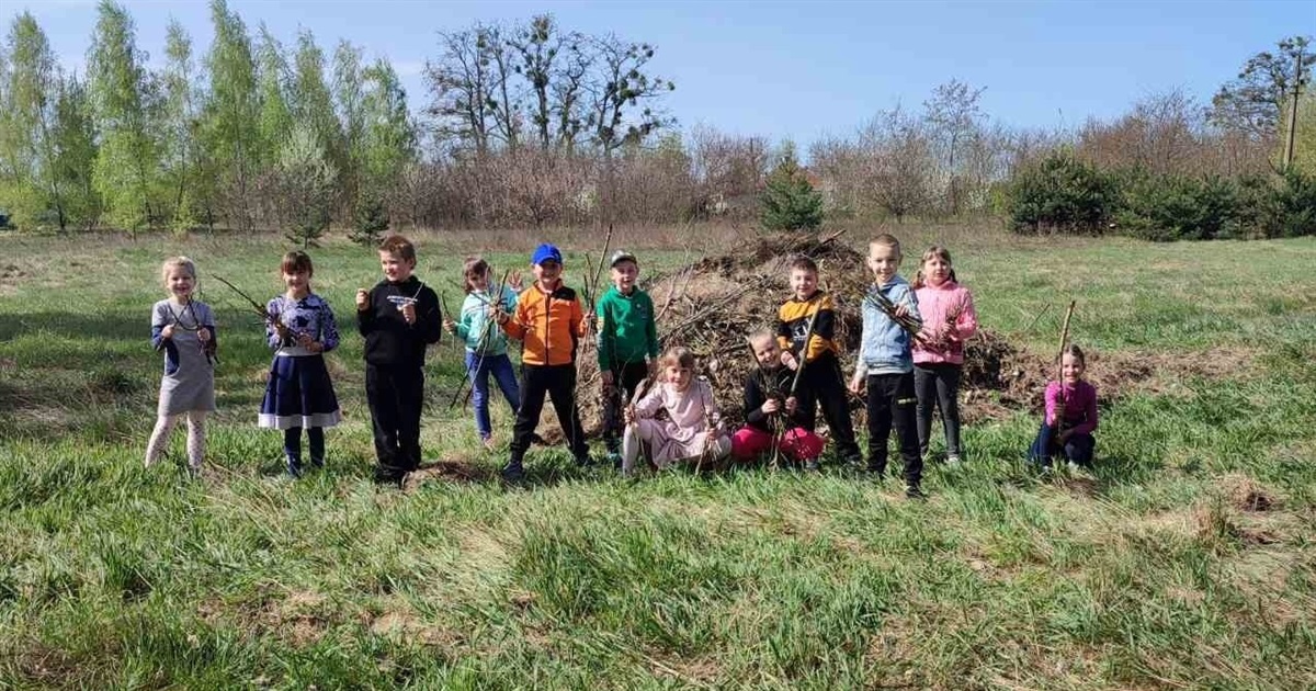 "За чисте довкілля": жителі Переяславщини продовжують прибирати території у своїх населених пунктах