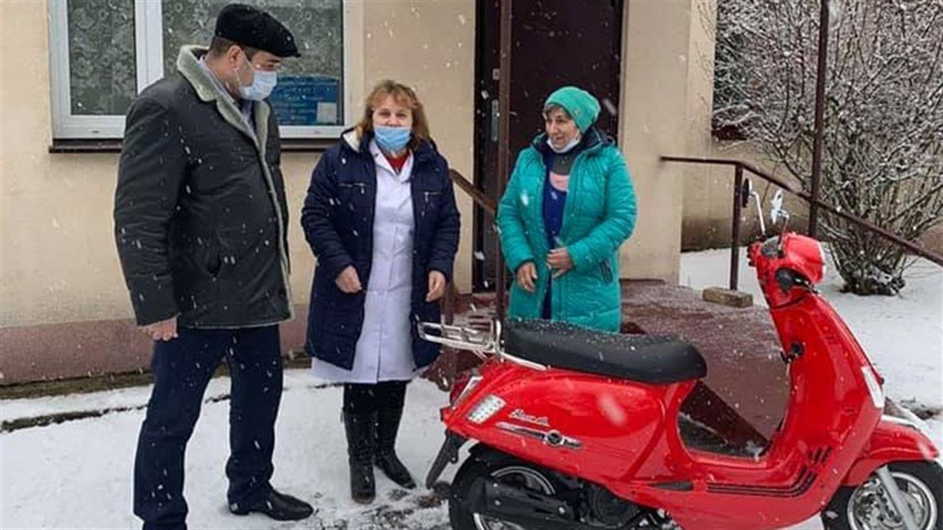 До пацієнтів – на моторолері. Такий транспорт придбали для ФАПу Дівичок
