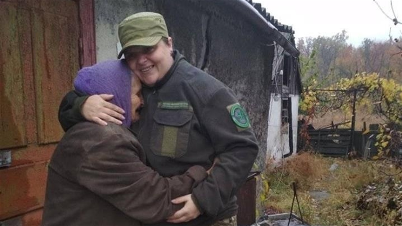 «Мы там, где надо гасить огонь, отмывать кровь, осушать слезы», - волонтер из Авдеевки Елена Ерохина