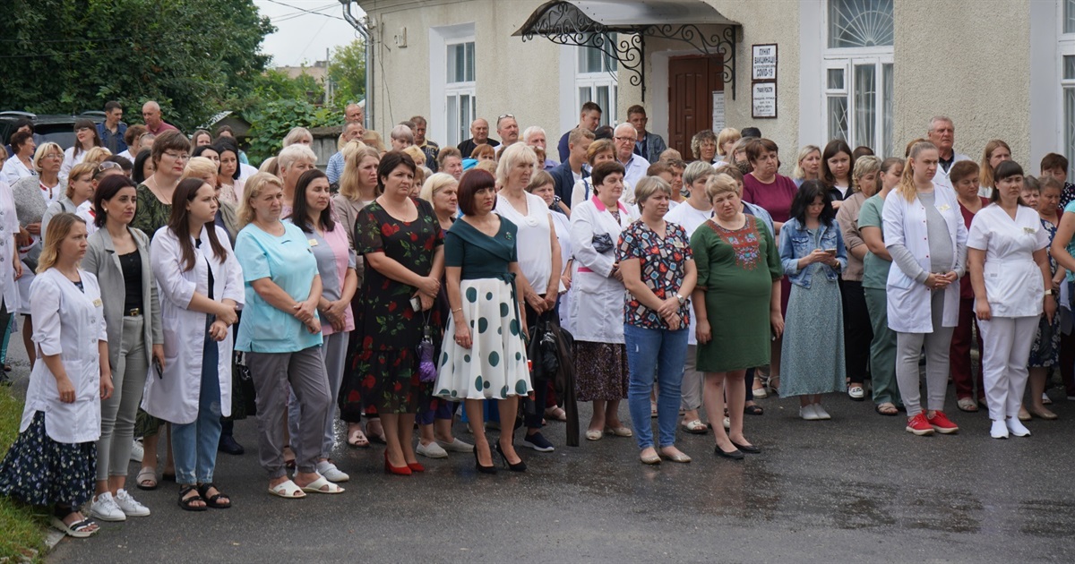 Ангели-охоронці у білих халатах. Городоччани привітали медиків із професійним святом