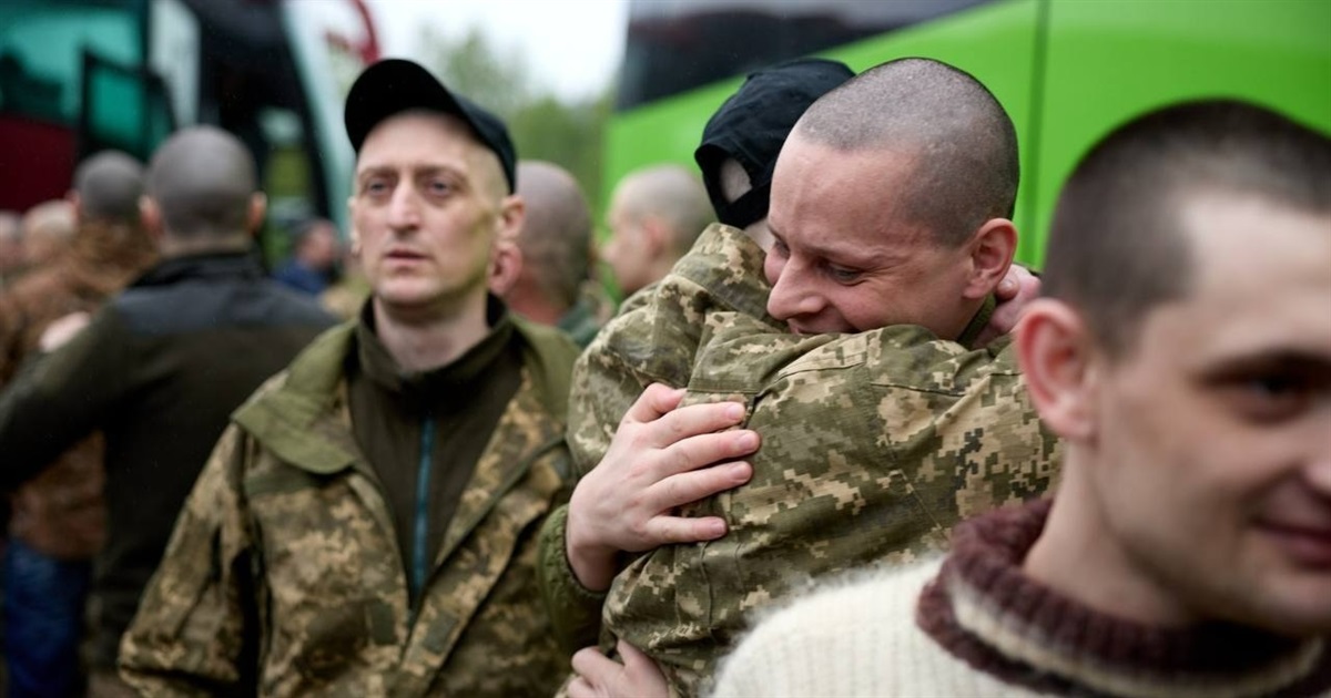 З російського полону повернули 19 захисників Маріуполя. Бійці "Азову" пробули у неволі чотири роки