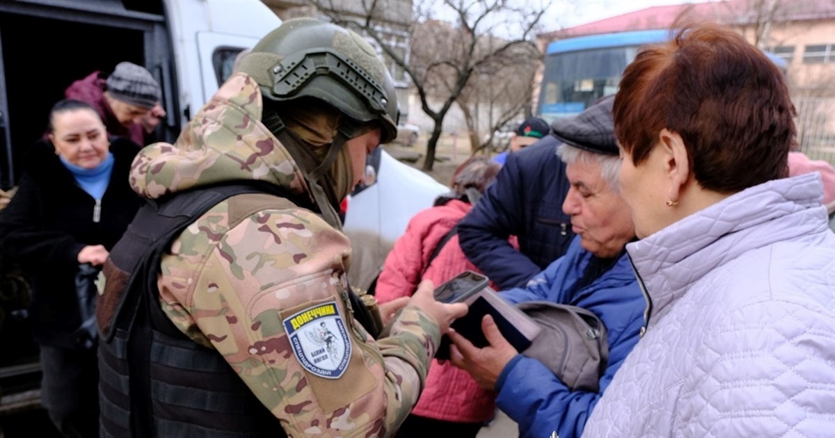 З прифронтової Миколаївки поліцейські евакуювали ще 20 людей. Серед них підліток із собакою