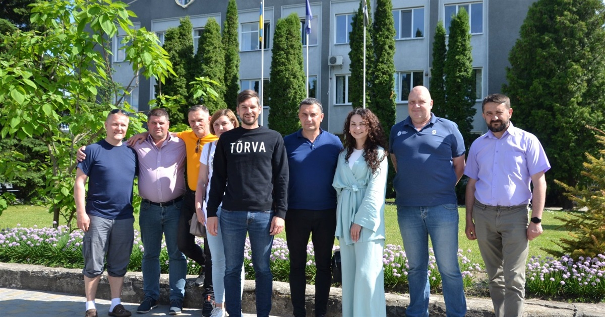 Звягельщину відвідала естонська делегація: подарували автомобіль, пожежний інвентар та медикаменти