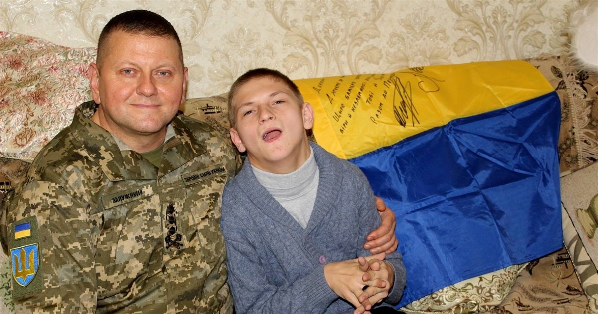 Головнокомандувач ЗСУ завітав в гості до хлопчика з ДЦП, який мріяв з ним познайомитися