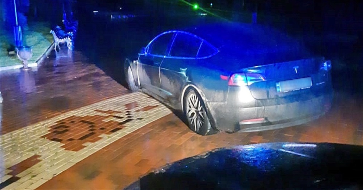 ДТП в Чернігові: водій не впорався з керуванням та виїхав на тротуар