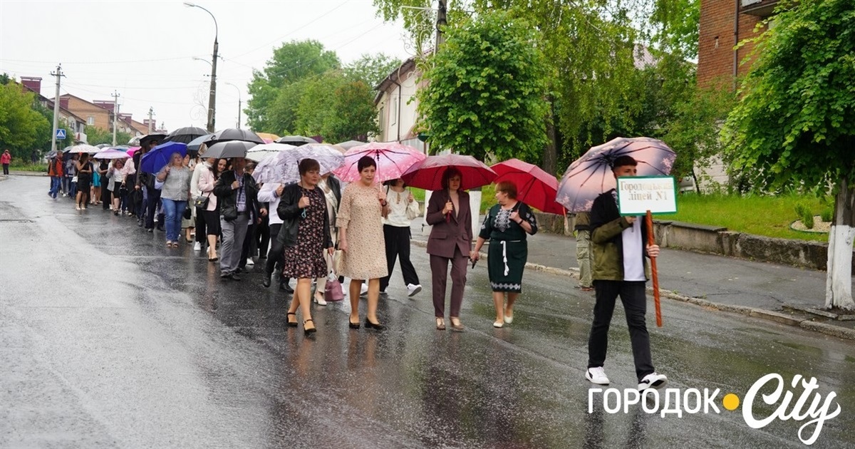 Батьківська хода під парасольками. На останній урок випускників першого ліцею провели мами й тати