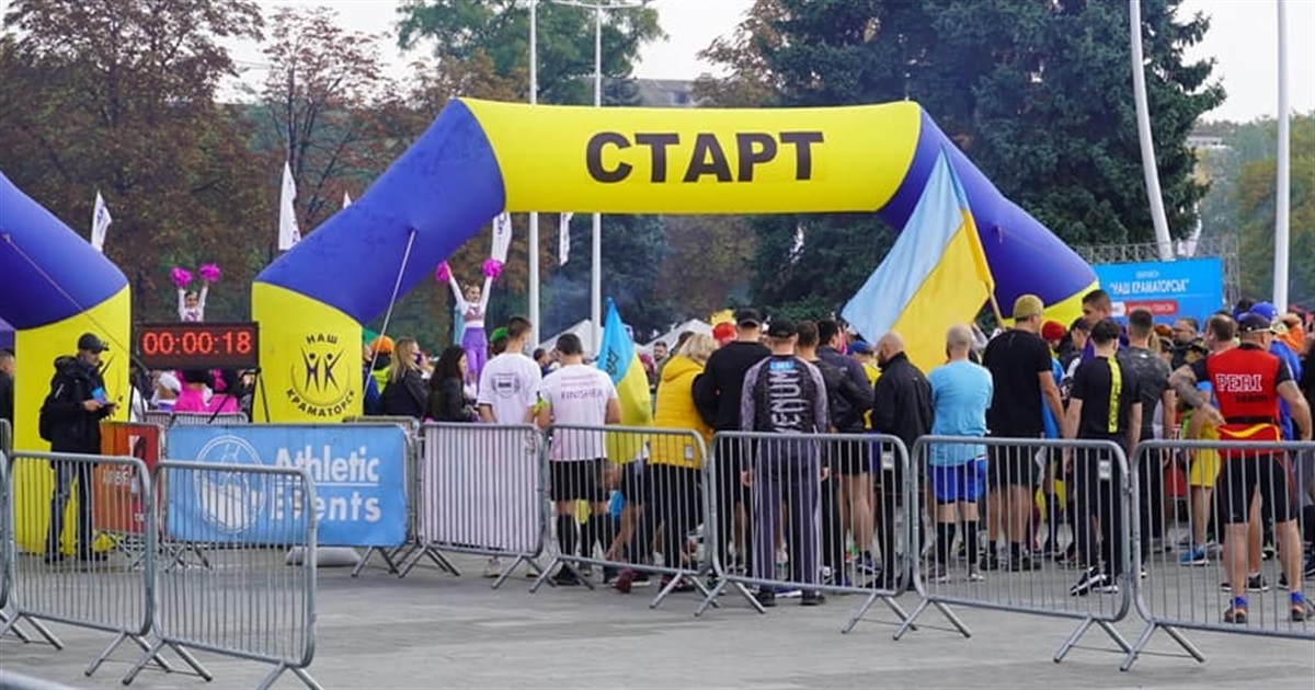 Взрыв эмоций на старте — и всем бежать! Участники марафона в Краматорске делятся впечатлениями