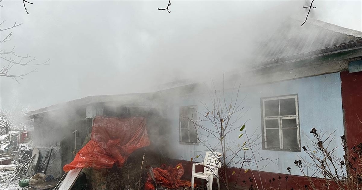 У Шубівці горів будинок: пожежу гасили 6 рятувальників