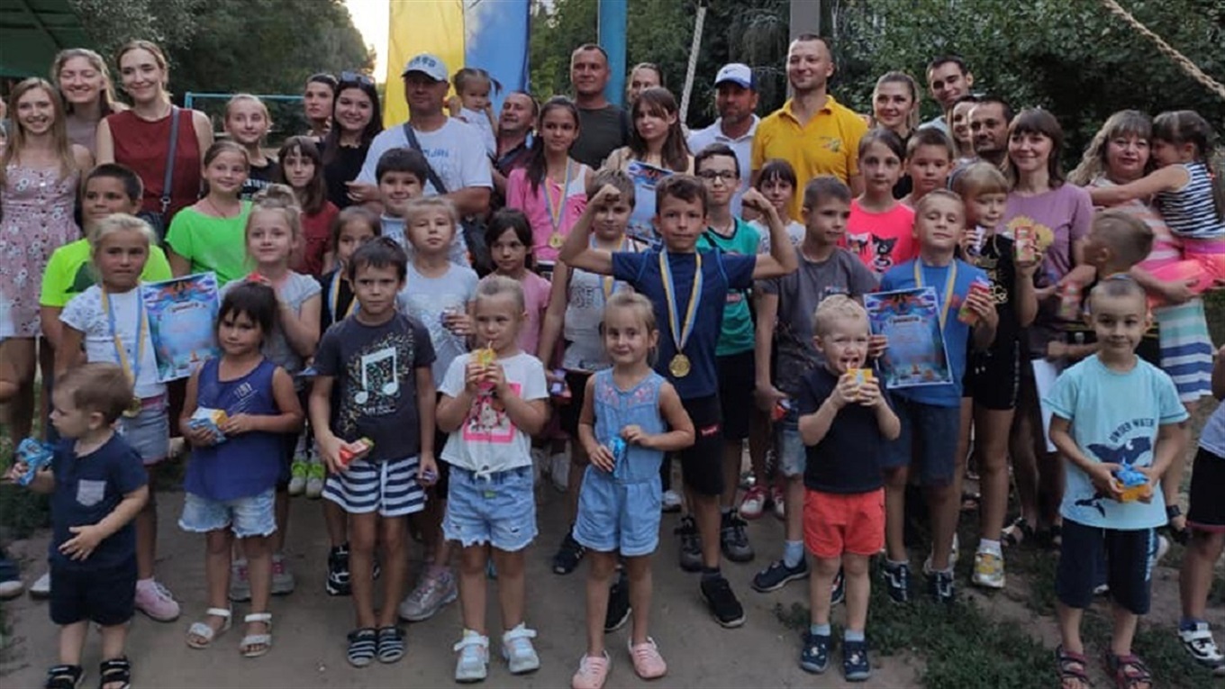 Во дворе мелитопольской многоэтажки провели спартакиаду для детей по типу «Турнира поколений»
