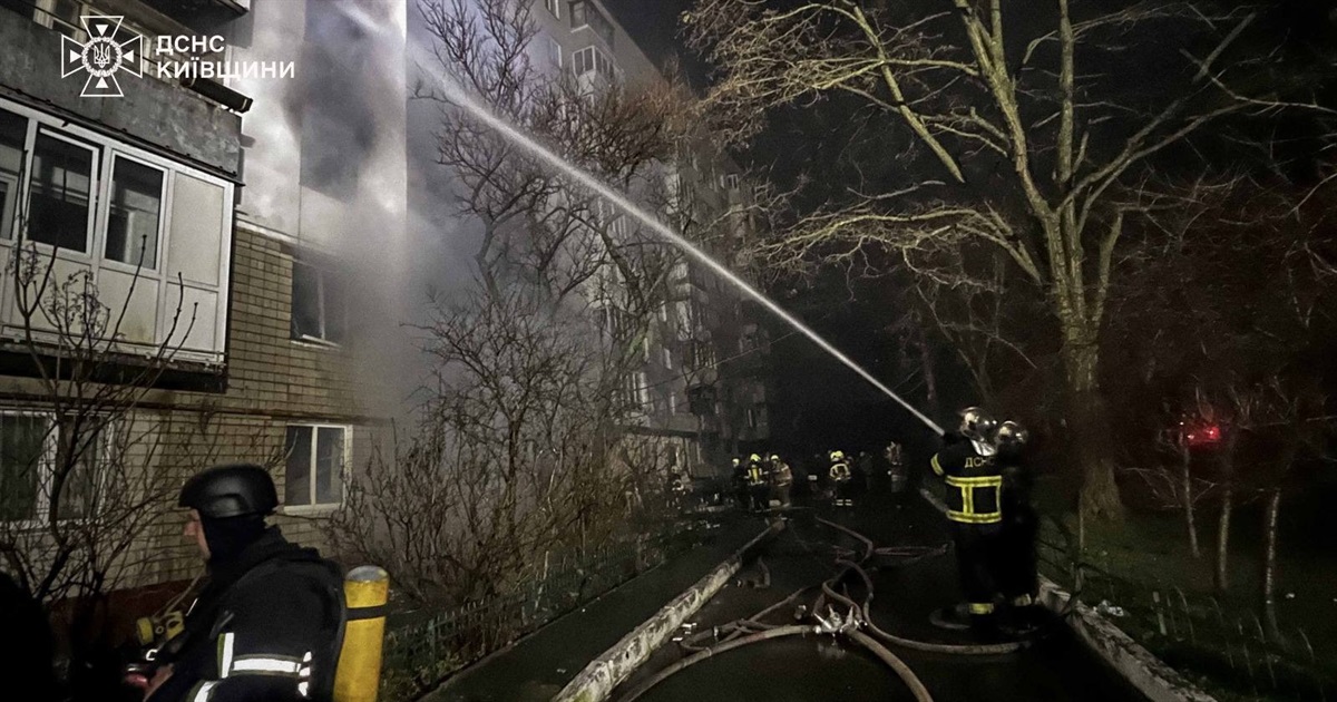 Унаслідок нічної атаки на Київщині загинув чоловік, пошкоджені будинки та підприємство