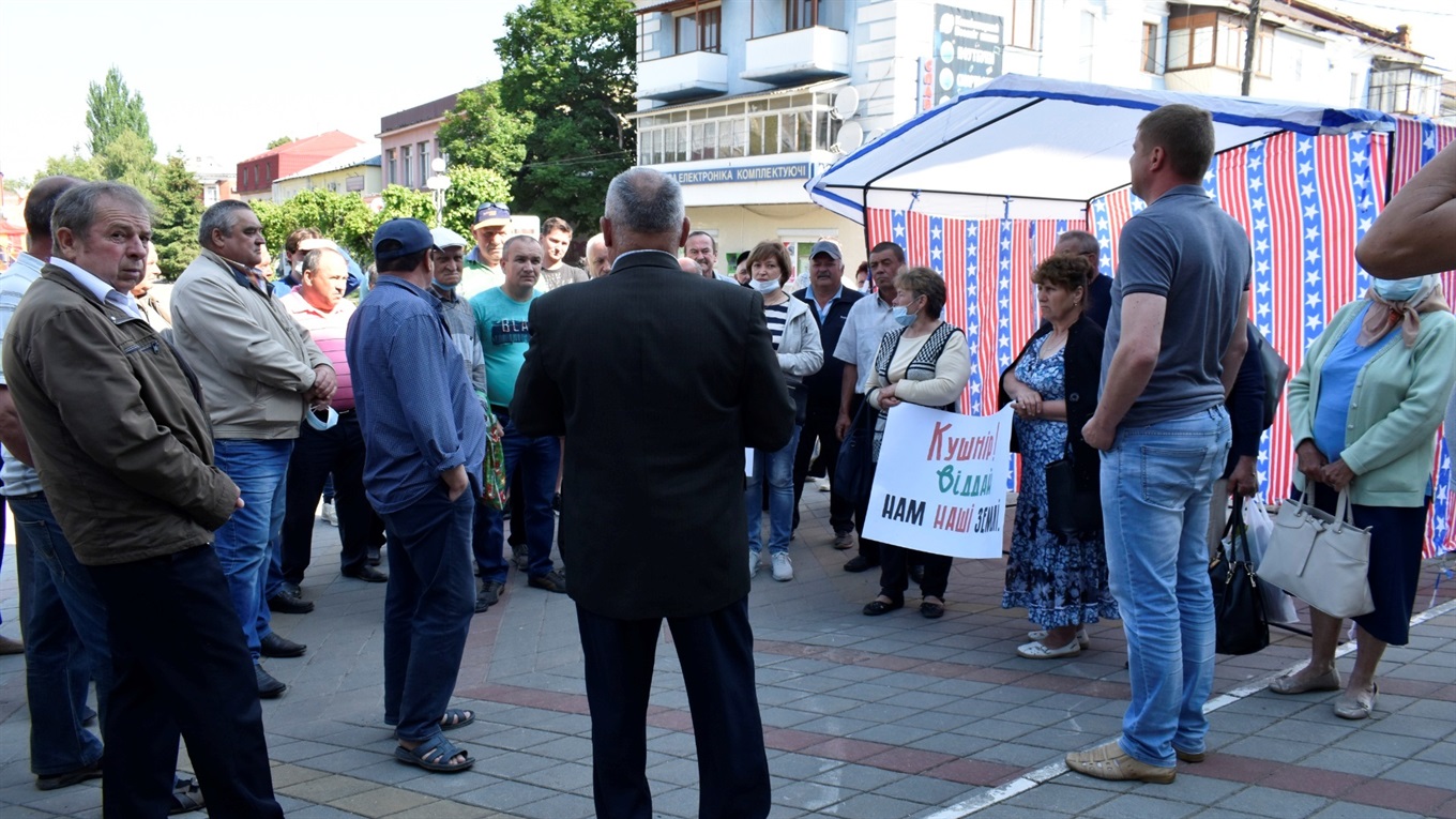 Чому мітингували браїлівчани під стінами мерії: коментарі людей