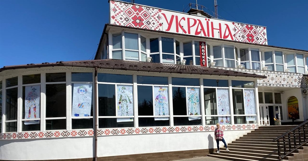 «Ми знаємо, кому дякувати»: у центрі Первомайська діє експозиція від студії KatRina.Art