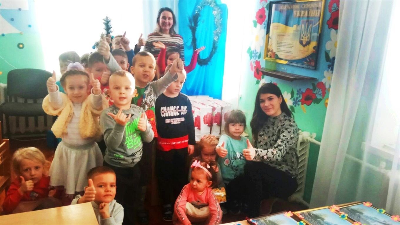 Побажали «міцних зубів»: дошкільнята завітали до ветеранів-вихователів