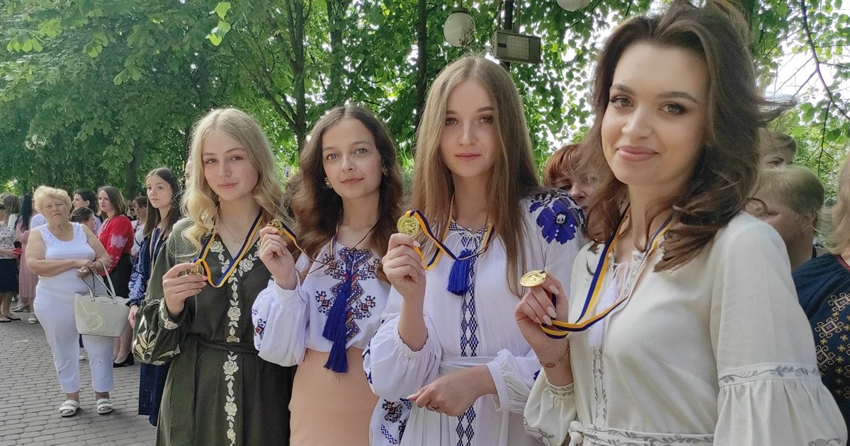 Кращі з кращих: у Старокостянтинові нагородили випускників-медалістів. Фото та відео