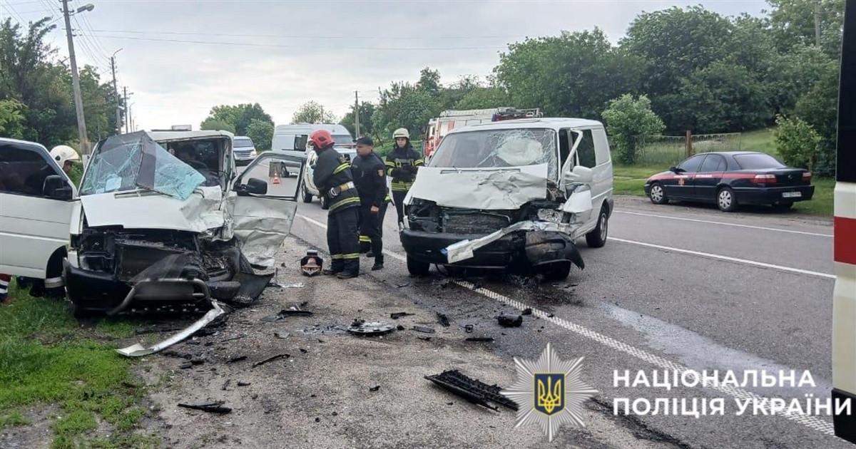 На Кагарличчині зіткнулися два мікроавтобуси: троє людей госпіталізовано