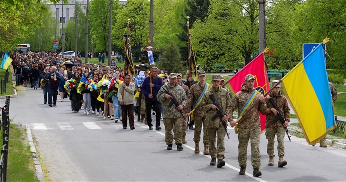 Україна втрачає цвіт нації: Нетішинська громада віддала шану 22-річному Герою Ярославу Савченку