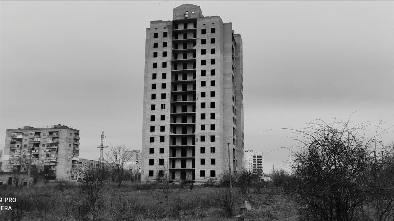 У Первомайську поліція врятувала юнака, який збирався стрибнути з 13 поверху недобудови. Відео