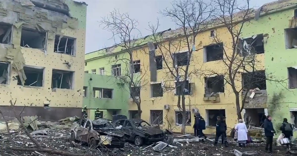 Російські окупанти розбомбили дитячу лікарню в Маріуполі. Тільки подивіться на ці руїни та воронки
