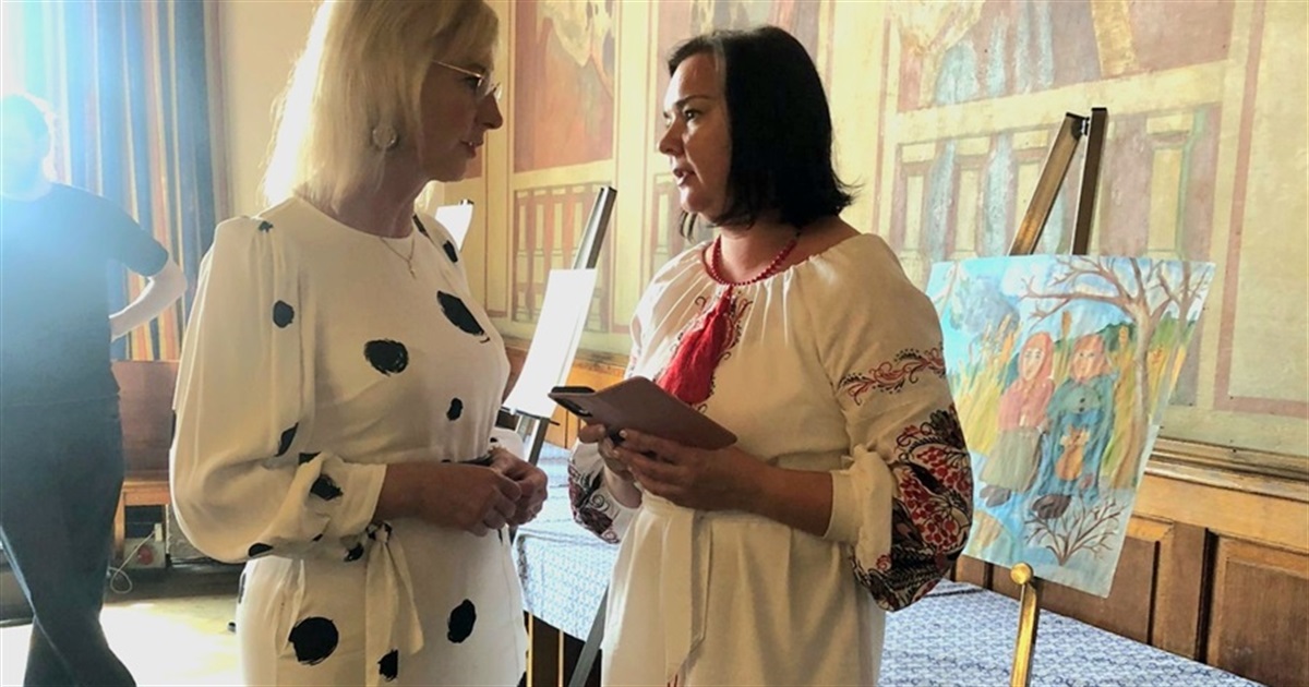У Німеччині влаштували виставку малюнків дітей з Корюківки про війну. Хто був ініціатором заходу