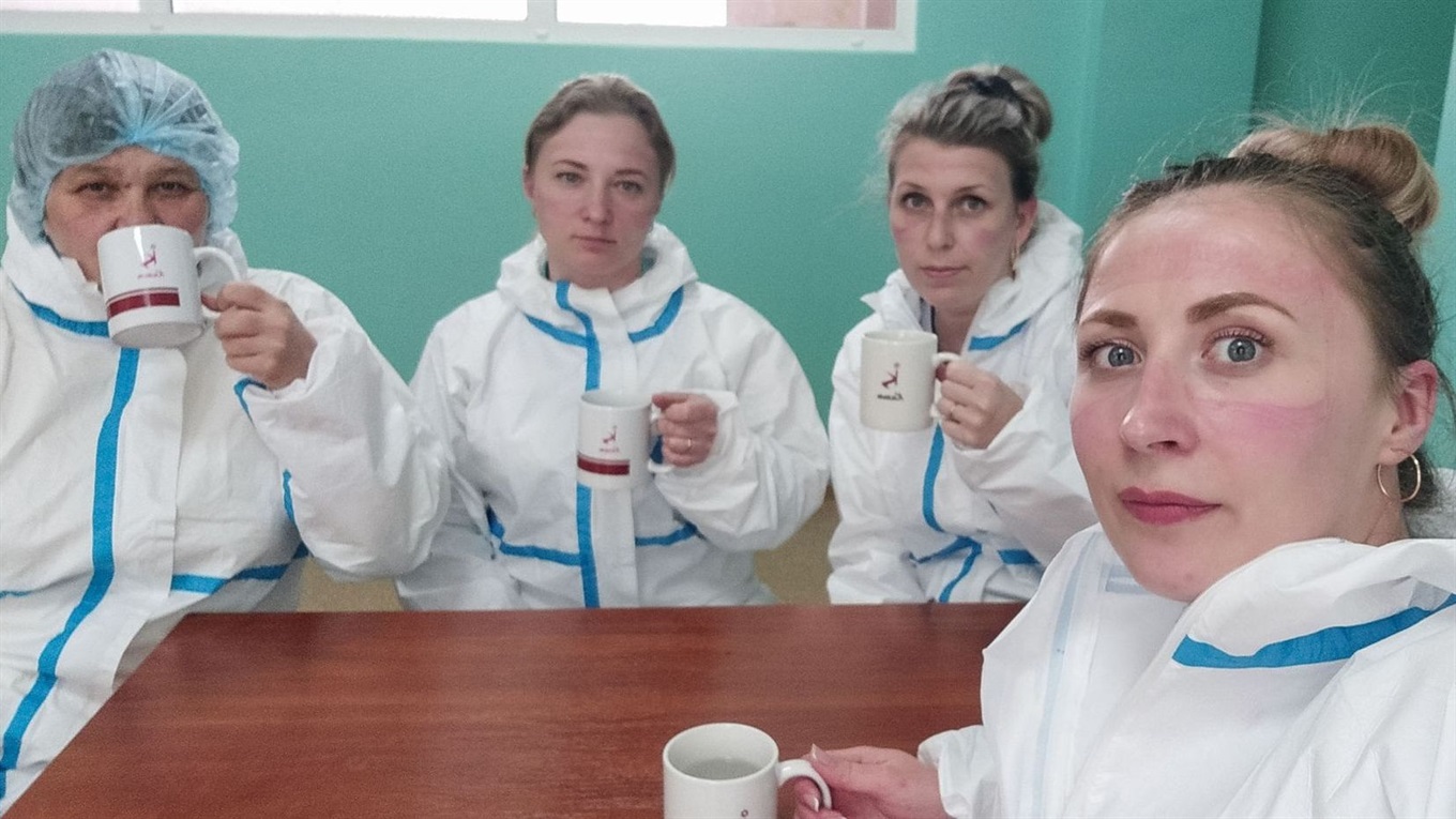 «Из палат мы выходим мокрые». Как в пандемию COVID-19 работает инфекционное отделение в Рубежном