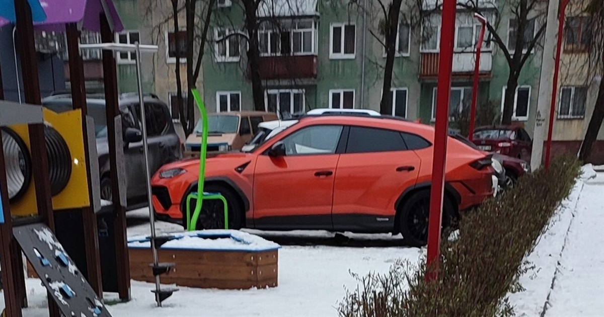 Посеред житомирських хрущовок помітили кросовер Lamborghini за 400 тисяч доларів